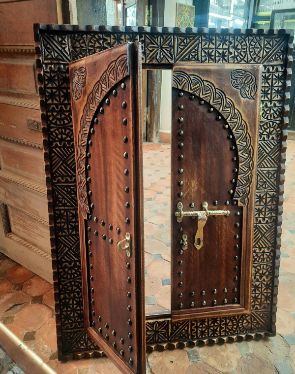 Kusen pintu dan jendela berukir artistik